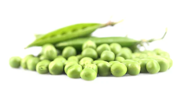 Čerstvý zelený hrášek izolovaný na bílém pozadí — Stock fotografie