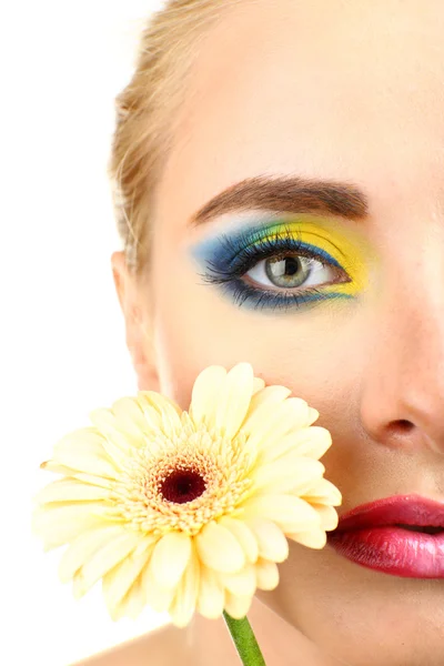 Mulher bonita com maquiagem brilhante e flor, close-up — Fotografia de Stock