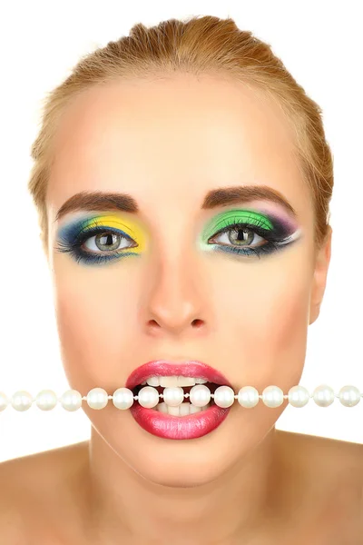 Mooie vrouw met lichte make-up en ketting in mond, geïsoleerd op wit — Stockfoto