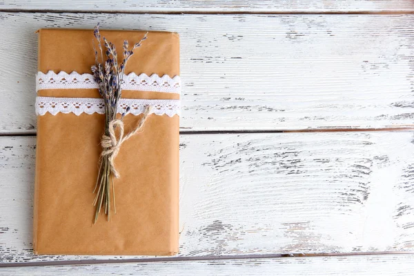 Caja de regalo artesanal de estilo natural sobre fondo de madera. Concepto de diseño de estilo natural —  Fotos de Stock