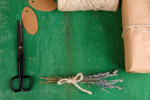 Natürliche Stil handgefertigte Geschenkbox auf farbigem Holzhintergrund. Konzept des natürlichen Stils Design — Stockfoto