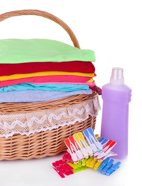 Světlé oblečení v prádelním koši, kolíky a láhev s šampon pro mytí, izolované na bílém — Stock fotografie