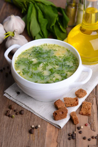 Delicious green soup with sorrel on table close-up — Stock Photo, Image