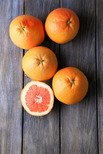 Ripe grapefruits on wooden background — Stock Photo, Image