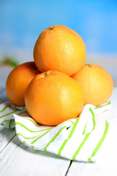 Ripe grapefruits on wooden board, on bright background — Stock Photo, Image