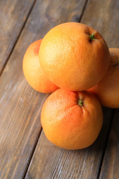 Reife Grapefruits auf hölzernem Hintergrund — Stockfoto