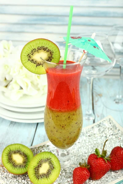 Delicioso smoothie de frutas na mesa de madeira, close-up — Fotografia de Stock