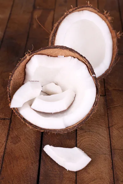 Trasiga kokos på trä bakgrund — Stockfoto