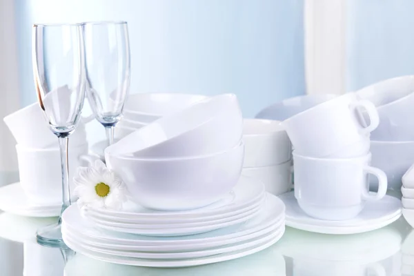 Ensemble de plats blancs sur table sur fond clair — Photo