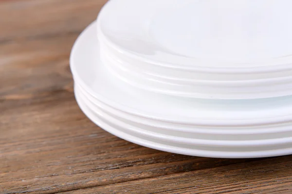 Juego de platos blancos en primer plano de la mesa — Foto de Stock