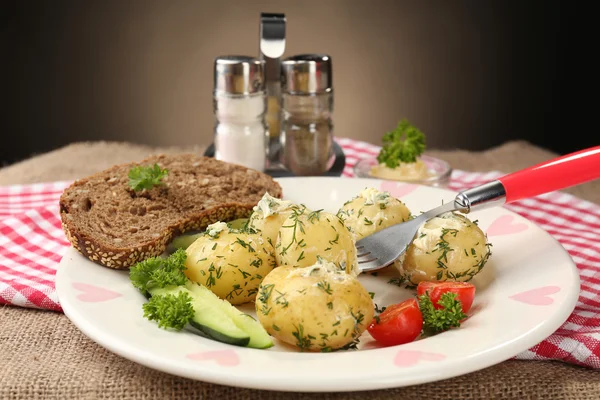 Junge Pellkartoffeln auf dem Tisch, aus nächster Nähe — Stockfoto