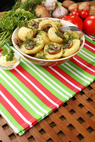 As batatas fervidas jovens com cogumelos na mesa, fecham — Fotografia de Stock
