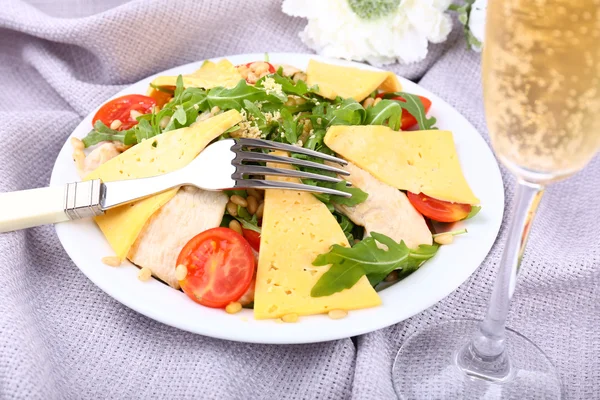 Friss saláta, sült saláta kitûnõ szövet háttér — Stock Fotó