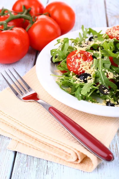 Ensalada fresca con rúcula, de cerca — Foto de Stock