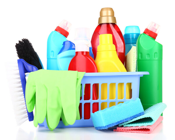 Чистящие средства изолированы на белом
