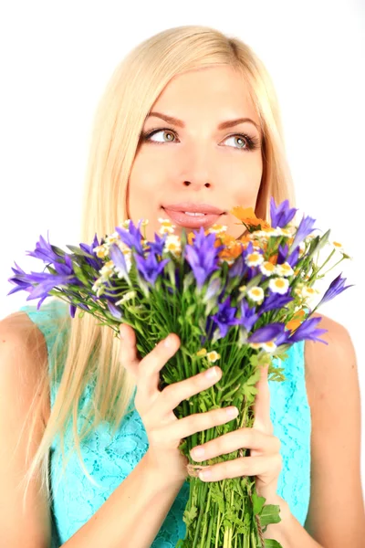 Jovem mulher bonita com flores de perto — Fotografia de Stock