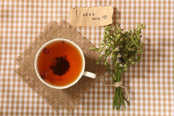 Tasse frischen Kräutertee auf dem Tisch — Stockfoto