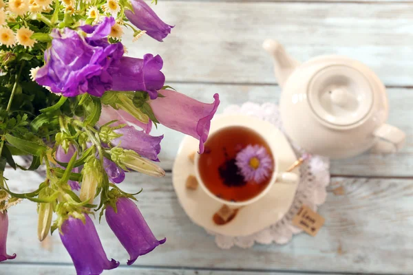 Copa de té de hierbas frescas en la mesa —  Fotos de Stock