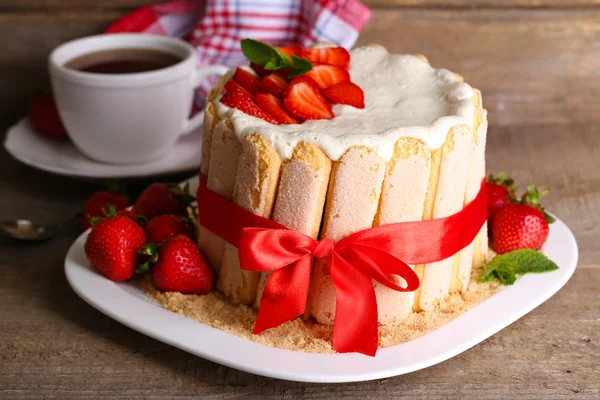 Gâteau savoureux Charlotte aux fraises fraîches sur table en bois — Photo