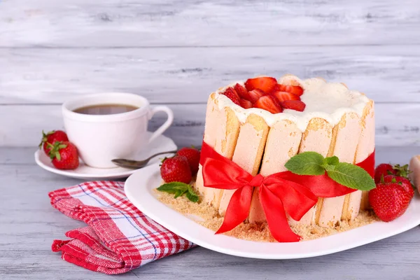 Smakelijke cake Charlotte met verse aardbeien op houten tafel — Stockfoto