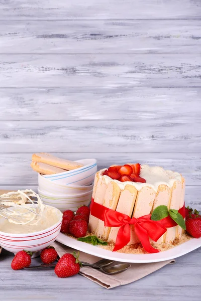 Gâteau savoureux Charlotte aux fraises fraîches sur table en bois — Photo