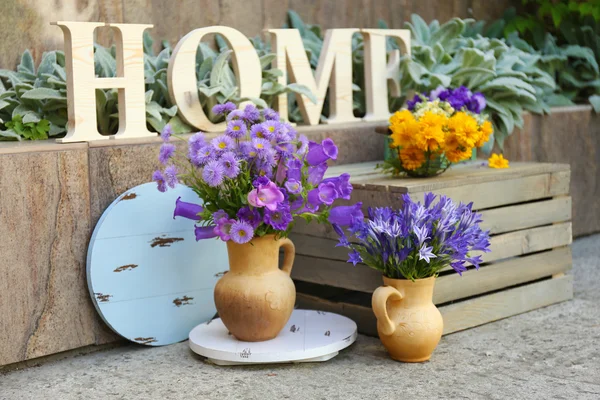 Trädgård dekoration med blommor och dekorativa bokstäver, utomhus — Stockfoto