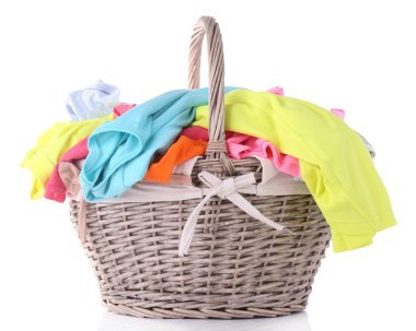 çamaşır sepeti, üzerinde beyaz izole içinde parlak kıyafetleri