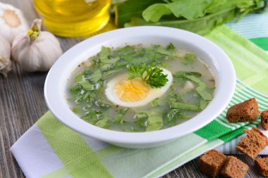 kuzukulağı üzerinde tablo yakın çekim yeşil çorba, lezzetli