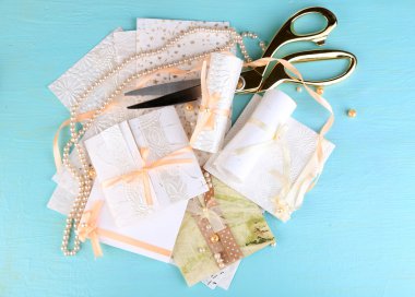 güzel el yapımı düğün kartları mavi zemin üzerine