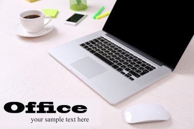 ahşap masa üzerinde açık dizüstü bilgisayar ile ofis işyeri