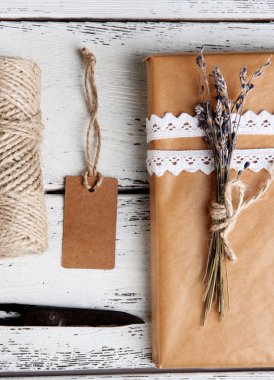 doğal tarzı el işi hediye kutusu ahşap zemin üzerinde. doğal tarzı tasarım kavramı