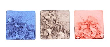 Ezilmiş göz farı beyaza izole edilmiş.