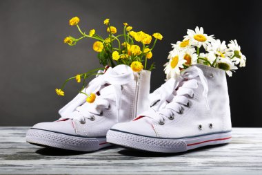 güzel lastikbotlar içinde izole üzerinde beyaz çiçekli