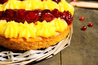 lezzetli meyveli ev yapımı pasta, gri ahşap tablo