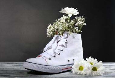 güzel lastikbotlar içinde izole üzerinde beyaz çiçekli