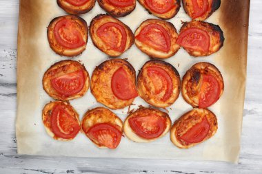 Küçük pizza pişirme kağıdı üzerinde kapat