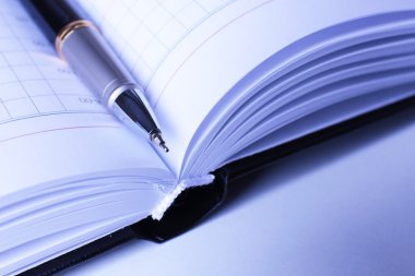 Açık kitap kalem, yakın çekim