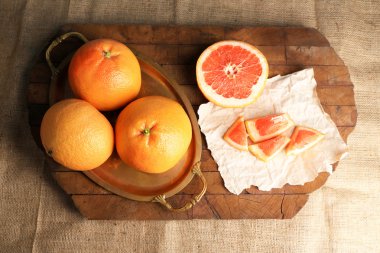 ahşap zemin üzerinde kesme tahtası üzerinde olgunlaşmış greyfurt