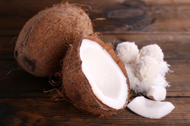 ahşap zemin üzerinde kırık Hindistan cevizi