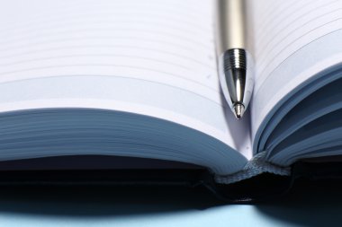 Açık kitap kalem, yakın çekim