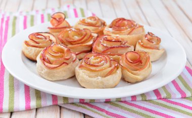 Gül tablo yakın çekim plaka üzerinde apple ile lezzetli puf böreği şeklinde