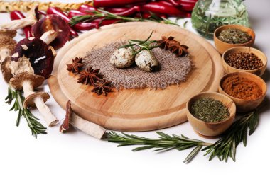 farklı baharatlar ve üzerinde beyaz izole kesme tahtası