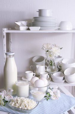 Natürmort tablo lezzetli süt ve süt ürünleri ile