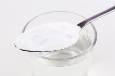 kaşık kabartma tozu üzerine su, üzerinde beyaz izole