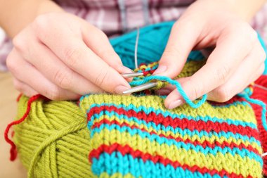 eller tekerlek teli ile örgü yakın çekim