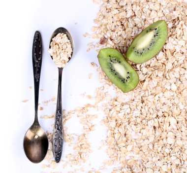 kivi ile yulaf ezmesi ve antika kaşık üzerine beyaz izole