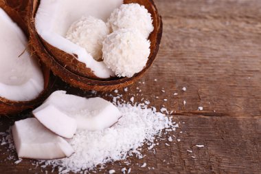 ahşap zemin üzerinde kırık Hindistan cevizi