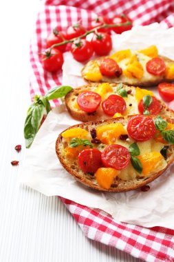 lezzetli masa üstünde domates bruschetta