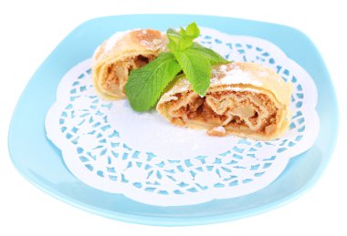 plaka üzerinde beyaz izole lezzetli ev yapımı strudel