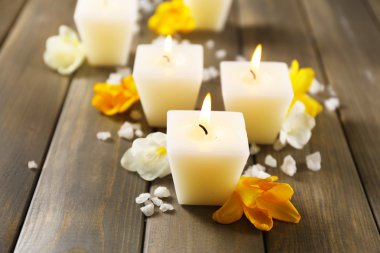 ahşap zemin üzerine çiçekli güzel mumlar